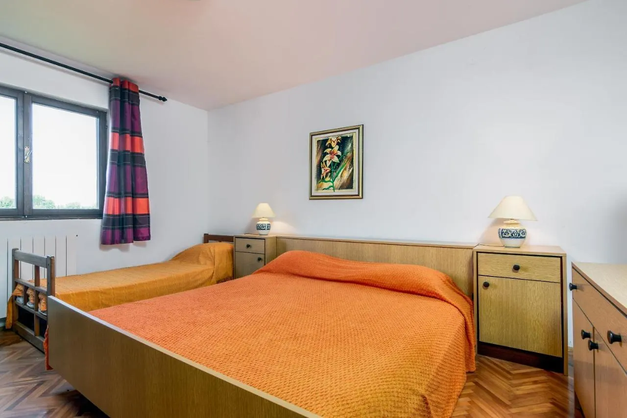 Family Friendly Apartments With A Swimming Pool Sisan, Medulin - 7243 Sisan