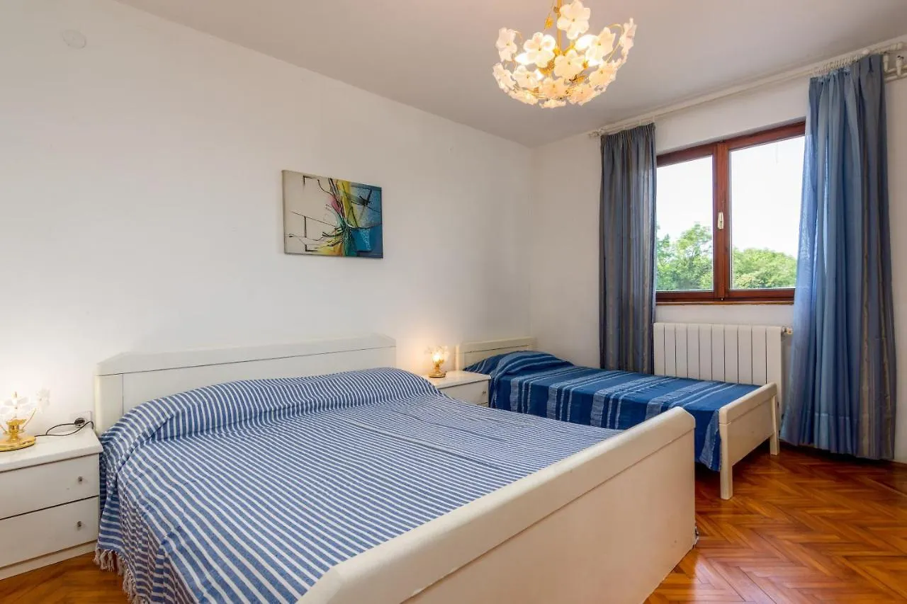 Family Friendly Apartments With A Swimming Pool Sisan, Medulin - 7243