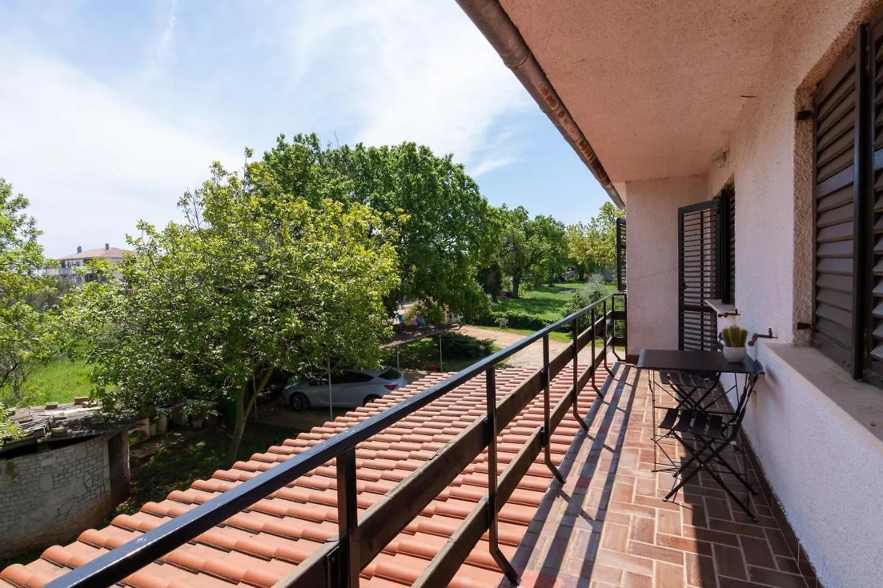 Family Friendly Apartments With A Swimming Pool Sisan, Medulin - 7243  Sisan