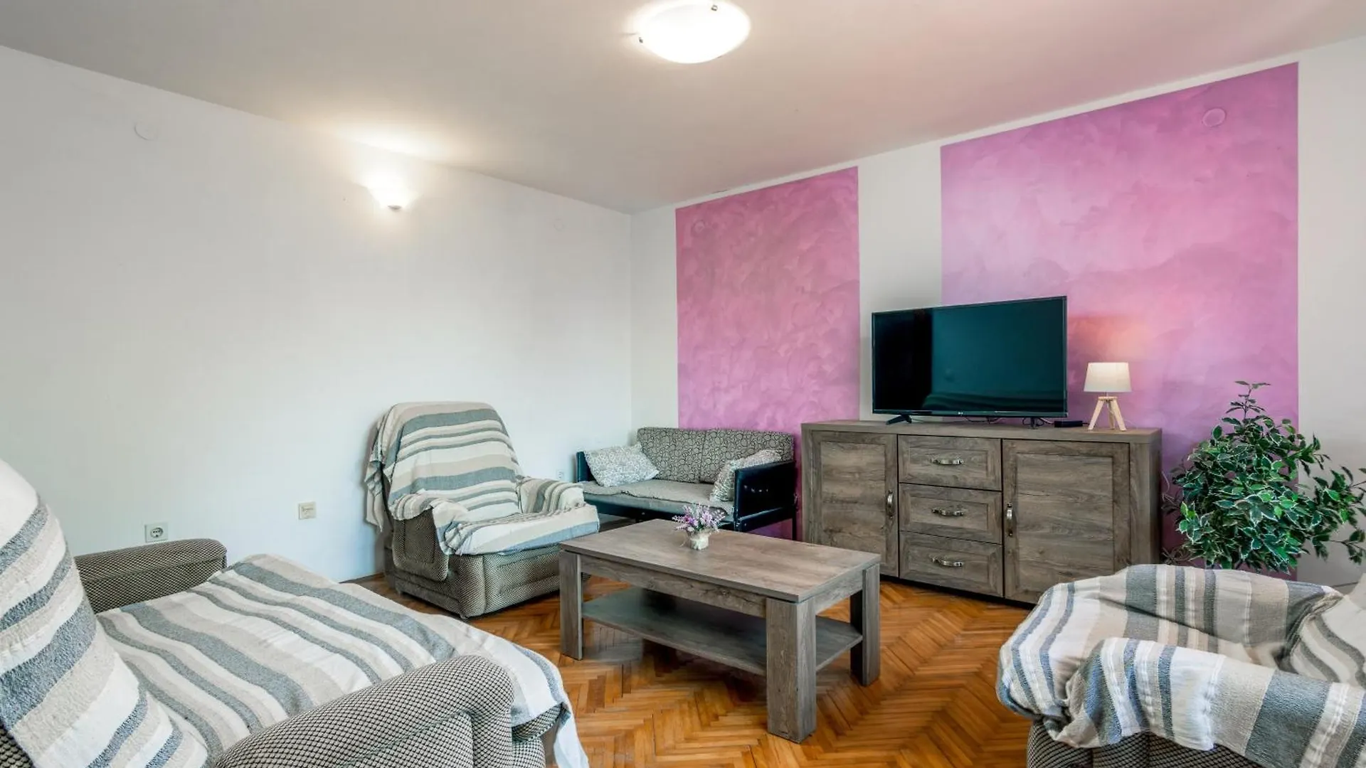 Family Friendly Apartments With A Swimming Pool Sisan, Medulin - 7243 Croatia